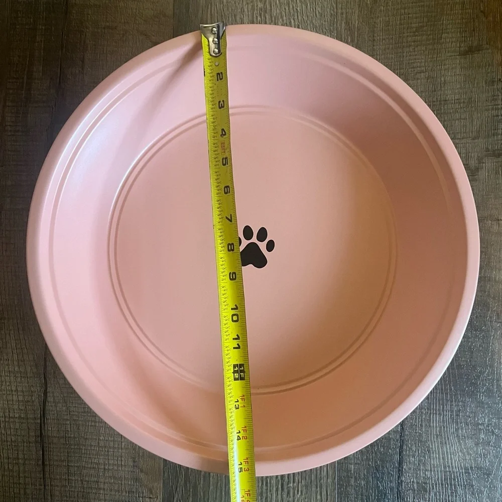 Elevated stainless steel 18-Cup Pet water/food Bowl-Peach with Black Stand. NWT.